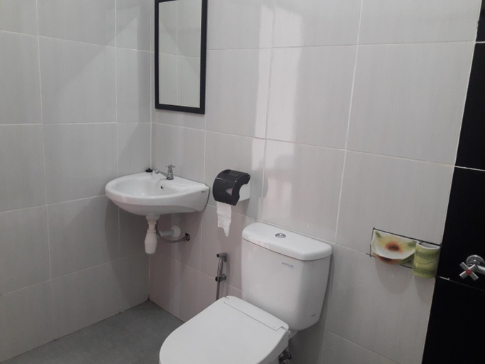 Bathroom 4, Filomena Lodge, Ende