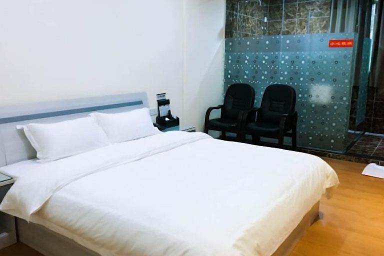 Bedroom 5, Li Yin Business Hotel, Jiangmen