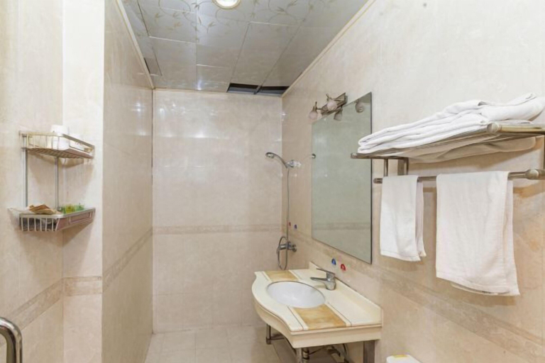 Bathroom 3, Yiyuan Hotel, Shenzhen