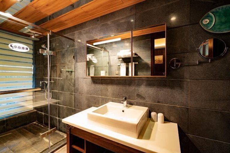 Bathroom 4, Shuhe Yuannian Holiday Courtyard, Lijiang