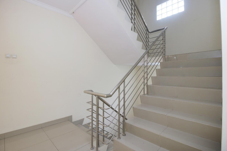 Exterior & Views, RedDoorz Plus Syariah near Cirebon Super Block Mall 2, Cirebon
