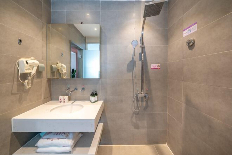 Bathroom 3, Zhiling Homestay (Five Star Street City Center), Liuzhou