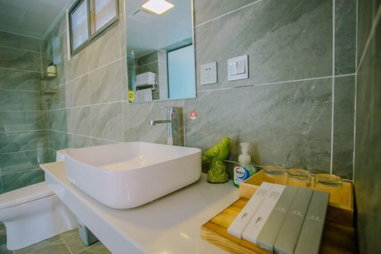 Bathroom 4, Guqiulou Boutique Inn, Dali Bai
