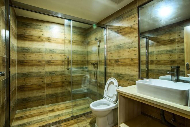 Bathroom 16