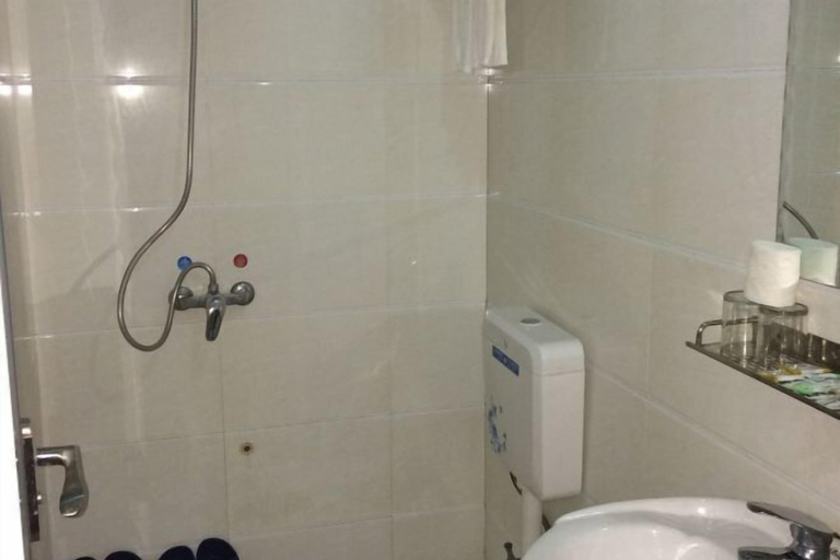 Bathroom 3, Caizi Hostel, Huangshi