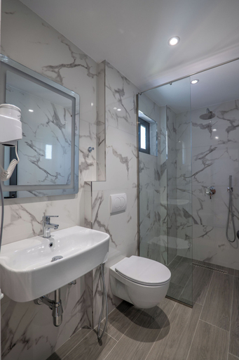 Bathroom 3, Hotel Emblem, Sarandës
