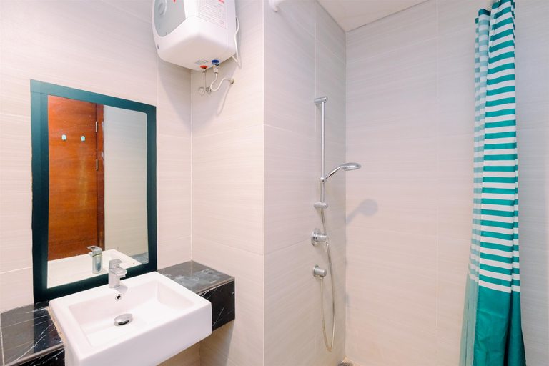 Bathroom 5, Comfortable and Complete Studio for Family at West Vista Apartment By Travelio, Jakarta Barat