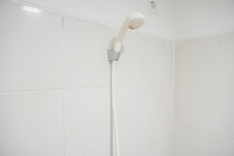 Bathroom 5, Comfortable and Homey Studio Akasa Pure Living BSD Apartment By Travelio, Tangerang Selatan