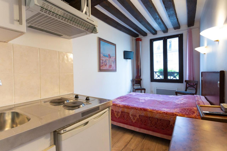 Others 5, Residence de Bourgogne, Paris