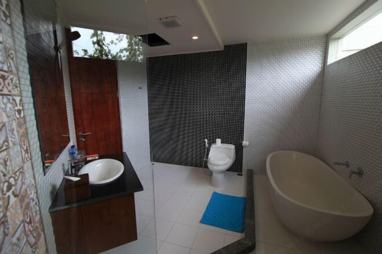 Bathroom 12