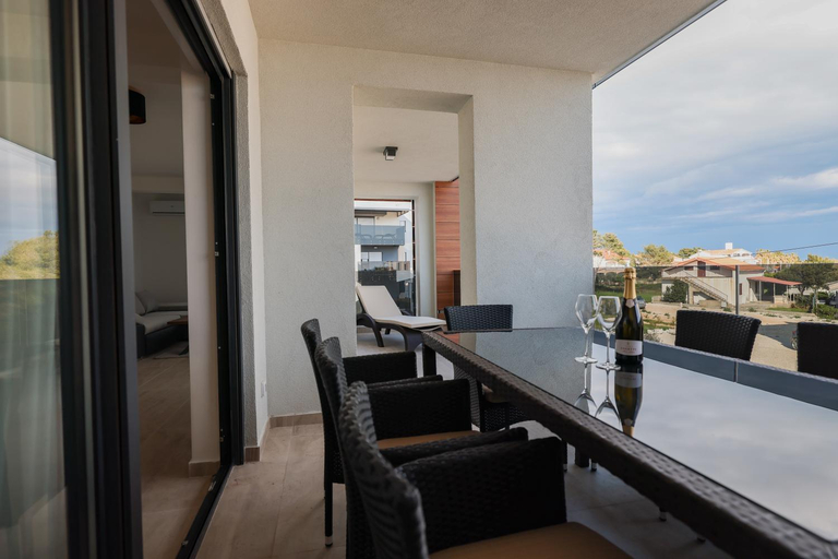 Others 5, Resort Mirakul II., Vir
