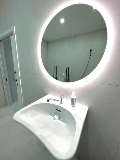 Bathroom 5, Hostel Oasis, Madrid