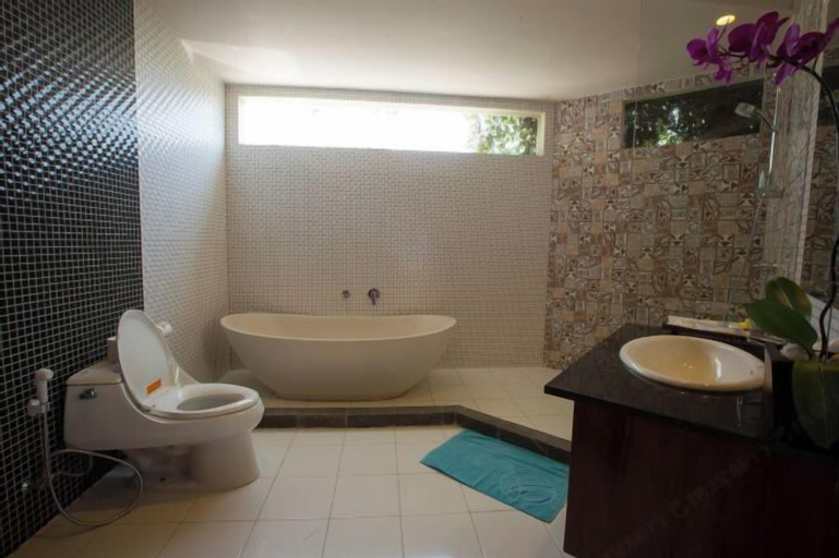 Bathroom 14