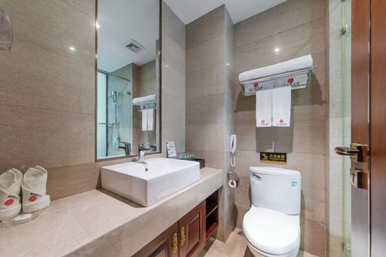 Bathroom 4, Taohuayuan Liu Contract Chun Inn, Changde