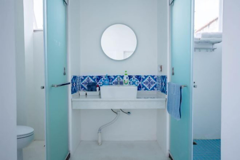 Bathroom 4, Yuntai Guesthouse, Dali Bai
