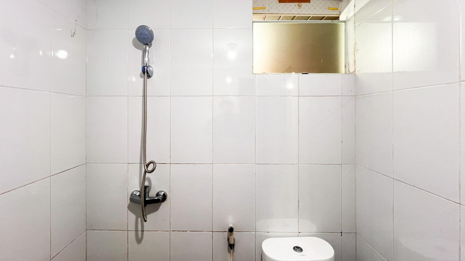 Bathroom 5, Cozy 2BR at Royal Makassar Apartment By Travelio, Makassar