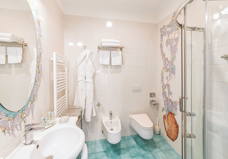 Bathroom 5, Hotel La Madonnina, Napoli