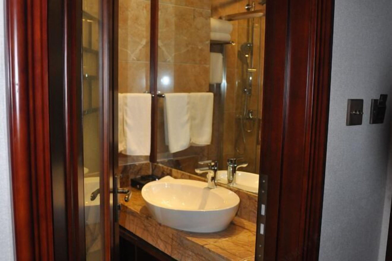 Bathroom 4, Chunqiu Shuyuan Hotel, Tai'an