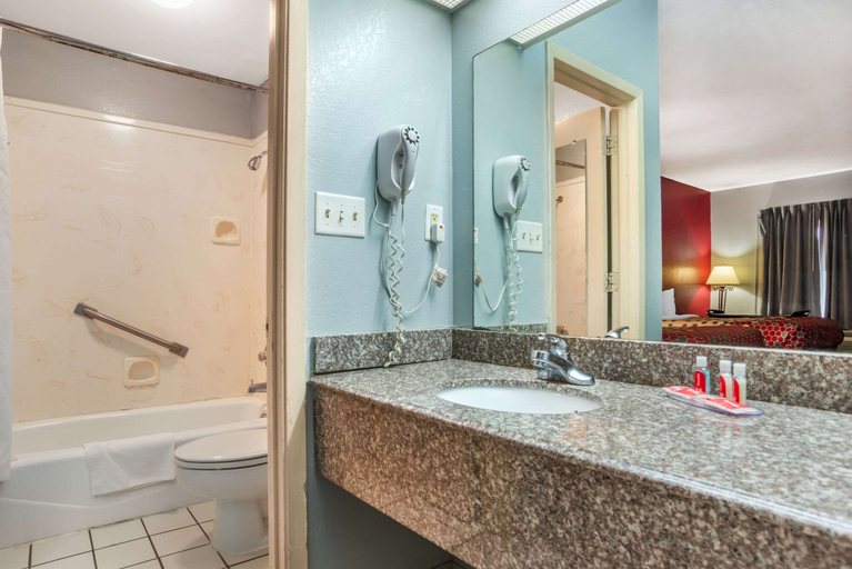 Bathroom 4, Econo Lodge Inn & Suites Philadelphia MS, Neshoba