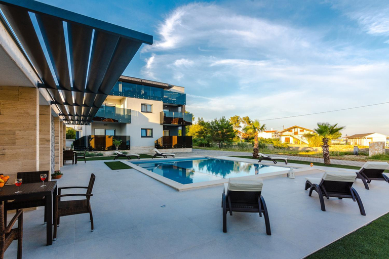 Others 4, Resort Mirakul II., Vir