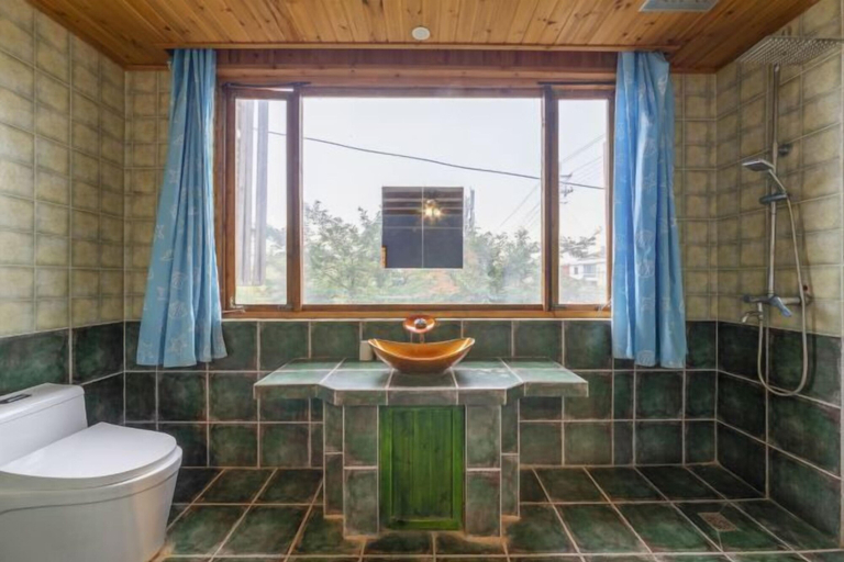 Bathroom 4, Home on the Cloud, Sky Land, Lake View B&B, Wenshan Zhuang and Miao