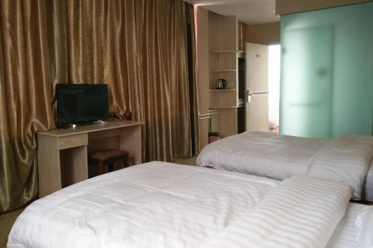 Bedroom 2, Xianshi Business Hotel, Ngari