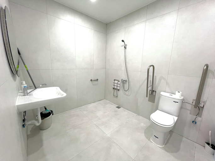 Bathroom 5, Hostel Oasis, Madrid