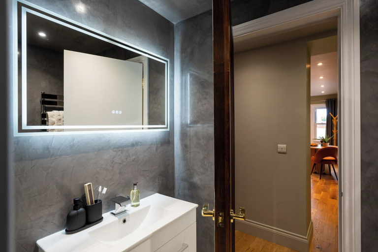 Bathroom 5, Commandery Vaults, Worcestershire