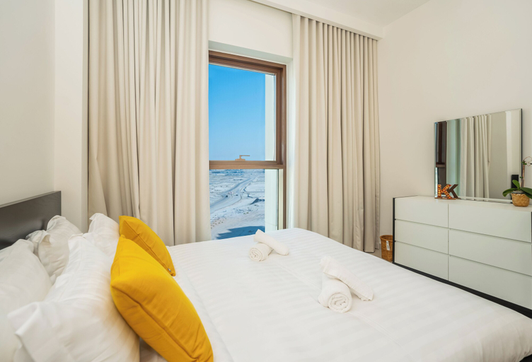 Room 4, Tanin - Luxurious 5th Floor Retreat at Summer 3 CreekBeach, Dubai