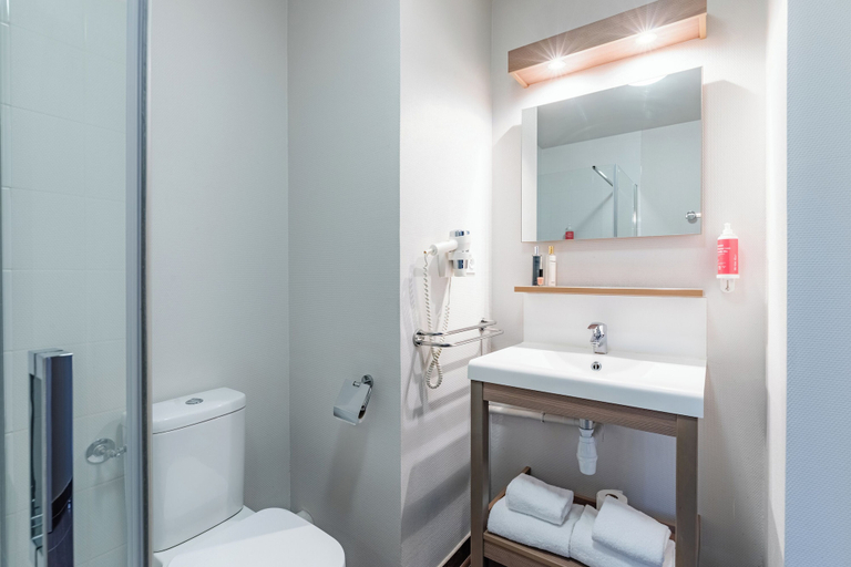 Bathroom 4, Appart'City Confort Reims Centre, Marne