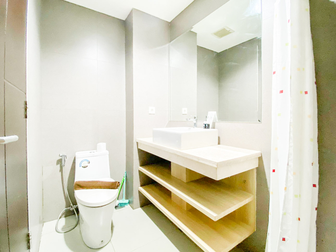 Bathroom 5, Good and Restful Studio at Patraland Amarta Apartment By Travelio, Sleman