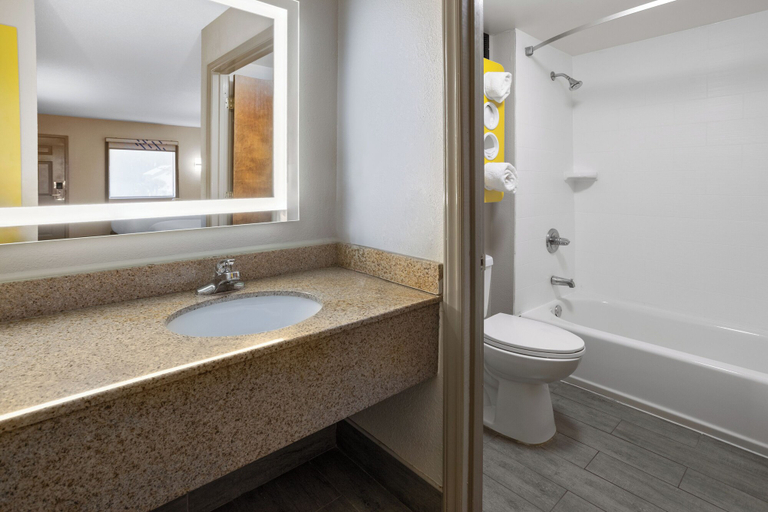 Bathroom 4, Days Inn by Wyndham Acworth, Cherokee