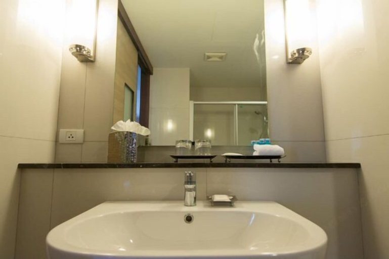Bathroom 12