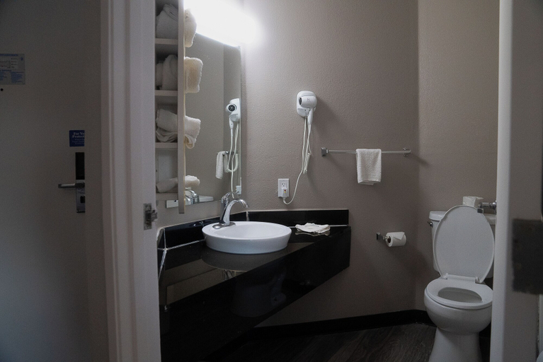 Bathroom 4, Motel 6 St Louis East Caseyville, Saint Clair