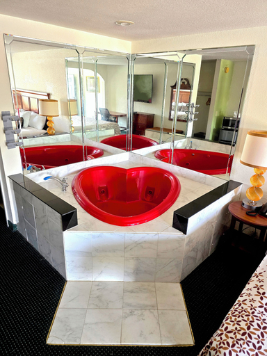 Bathroom 4, Garden Inn & Suites, Harris