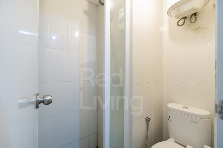 Bathroom, RedLiving 19 Avenue Apartment by RH Room, Tangerang
