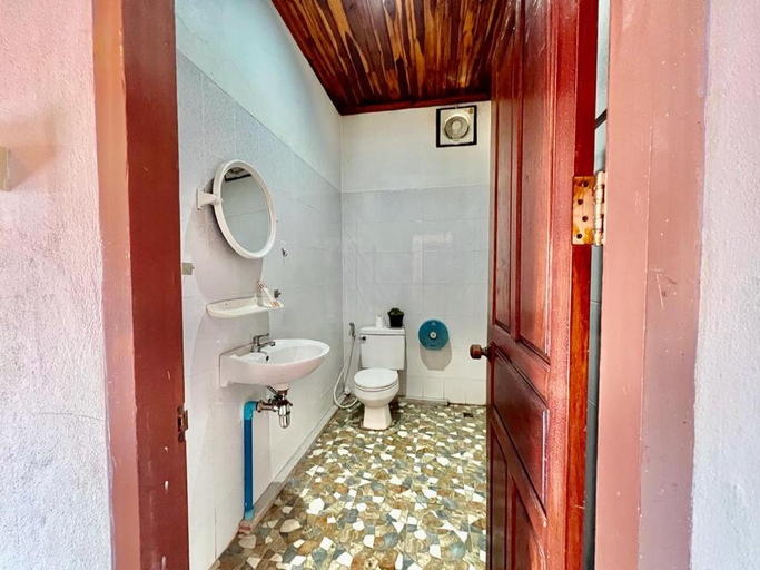 Bathroom 3, La Casa Hostel, Luang Prabang