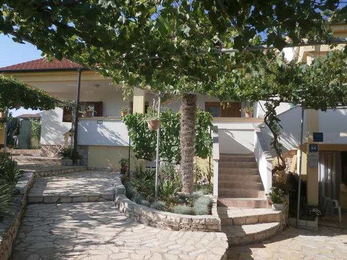 Others 5, Apartment in Nin with Terrace, Air conditioning, Wi-Fi (3722-1), Nin