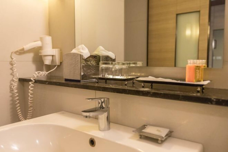 Bathroom 16