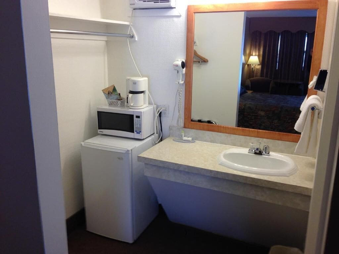 Bathroom 4, Travelodge by Wyndham Moose Jaw, Division No. 7