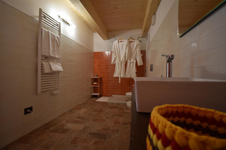 Bathroom 2, Cascina Tre Botti, Asti