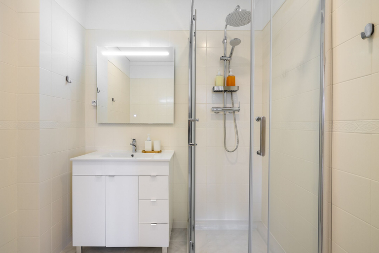 Bathroom 4, Peaceful Algés Family Home, Oeiras