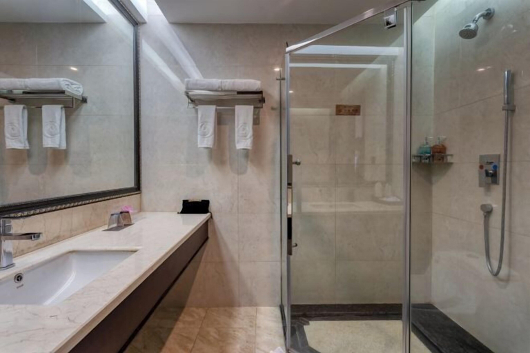 Bathroom 4, Bianchui Hotel, Dehong Dai and Jingpo