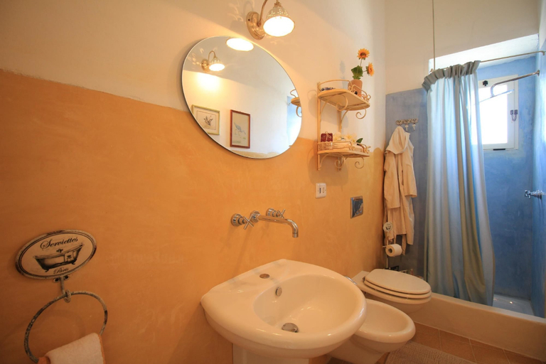 Bathroom, Corte Vite Private House, Lecce