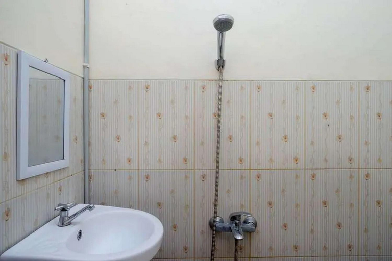 Bathroom 16