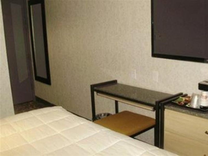 Bedroom 2, Rodeway Inn Near JFK Airport, New York