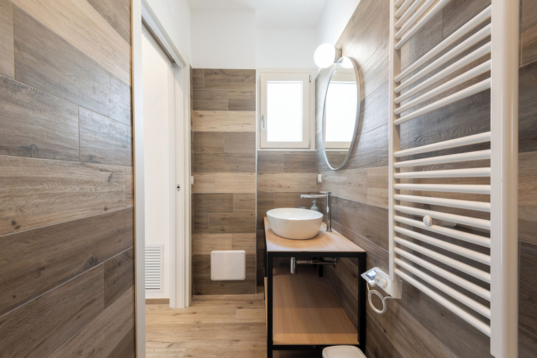 Bathroom 4, La Perla del Mare Rooms, Bari