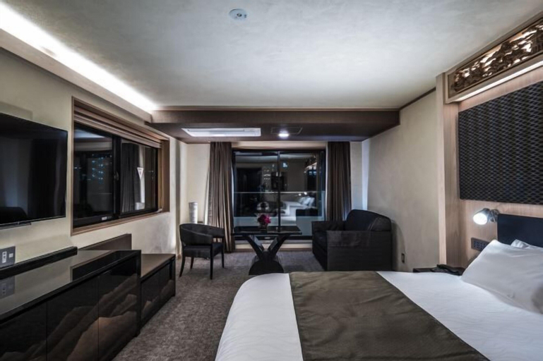 Bedroom 13