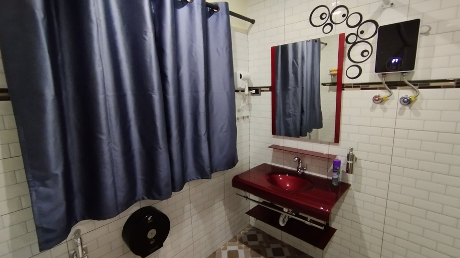 Bathroom 4, Touch the Wind, K. Sap Yai