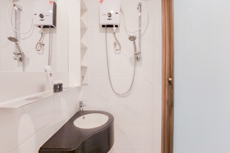Bathroom 3, Restful and Homey Studio at Sky House Alam Sutera Apartment By Travelio, Tangerang